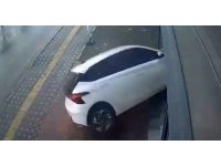 Otomobil iş yerinin vitrininden içeri girdi