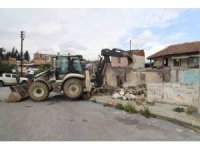 Akdeniz’de tehlike saçan metruk yapılar yıkılıyor