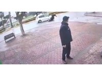 Elektrikli bisiklet sürücüsünü yola savuran kaza kamerada