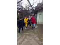 Suların yükseldiği evinde mahsur kalan felçli adamın yardımına Kızılay ekipleri yetişti