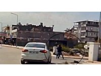 Kaldırımda yürüyen kadının boynundaki kolyeyi çalarak kaçtı