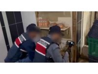 Dekoratif rafın arkasındaki gizli depoda 558 litre sahte içki ele geçirildi