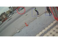 Otomobille çarpışan motosikletli havada takla attı