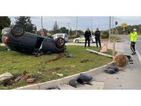Otomobil 2 direk devirip ters döndü, araçtakiler yara almadan kurtuldu