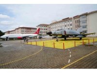 Bahçesinde Boeing 737 eğitim uçağı ve F-4 Phantom ile geleceğin havacılarını yetiştiren lise