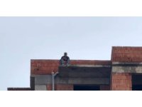 Tartıştığı eşi telefonlara bakmıyor diye çatıya çıktı