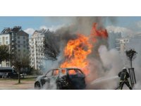 Alev topuna dönen araçtan kedisiyle birlikte son anda çıktı: Sahibinin omuzundan bir an olsun ayrılmadı