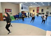 Kadınlar zumba ile hem spor yapıyor hem sosyalleşiyor