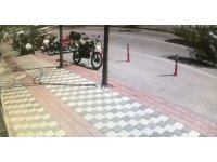 Bisikletli vatandaşın cebinden paralar yola saçıldı, duyarlı esnaf toplayıp sahibini beklemeye başladı