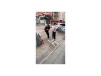 Ortaokul öğrencisi akranını saçından tutup yere yatırdı, kafasına ayağıyla bastı