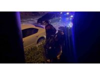 Şiddetli yağış sele döndü, araçlarında mahsur kalan vatandaşları itfaiye kurtardı