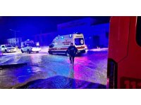 Doğuma giderken göle dönen yolda mahsur kalan kadının yardımına itfaiye yetişti