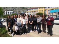 Veliler öğrenciyi darp ettiği iddia edilen öğretmene destek için okul önünde toplandılar