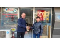 Yola savrulan parasını toplayan esnafı yapılan haberlerde görüp parasını teslim aldı