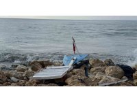 Kıyıya yanaşmak istedikleri tekne kayalıklara çarpıp paramparça oldu