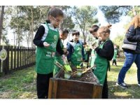 Orman Okulunda miniklere doğa dersi