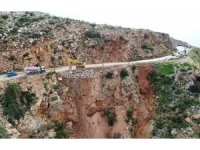 Mersin’de çöken yolda çalışmalar sürüyor: Mersin-Antalya yolunda trafik kontrollü sağlanıyor