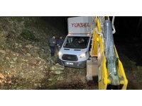 Navigasyonun yanılttığı 3 kişi, dağ yolunda araçla çamura saplanarak mahsur kaldı