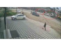 Karşıdan karşıya geçmek isteyen öğrencilere çarpmamak için sola manevra yapan iş makinesi yüklü tır sürücüsünün faciayı önlediği anlar kamerada