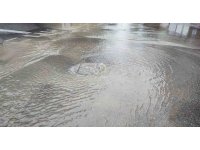 Adana’da içme suyu borusu patladı, cadde göle döndü