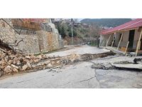 Mersin’de heyelan: Yol yarıldı, evler zarar gördü