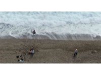 Antalya’nın yüksek kesimlerinde karla mücadele, sahilinde deniz keyfi