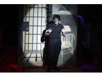 Mersin’de tiyatro şöleni ‘Eyvah Nadir’ ile sona erdi