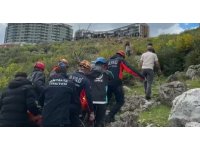 Dengesini kaybederek kayalıklardan düşen kadını ekipler kurtardı