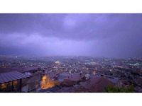 Şimşeklerin geceyi aydınlattığı Hatay’da dolu yağışı yolları göle çevirdi