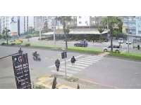 Motokurye kız çocuğuna çarptı, o anlar güvenlik kamerasında