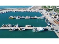 Fırtınalı Akdeniz, balıkçıları barınağa hapsetti