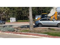 Antalya’da otomobil elektrik direğine çarptı: 2 yaralı