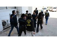 Mersin’de evleri soyan kadın hırsızlar minibüste polise yakalandı