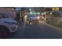 Park halindeki otomobilin açılan kapısına çarpan motosikletli yaralandı