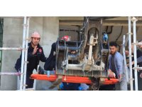 Demir iskeleden düşen inşaat işçisi yaralandı