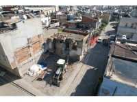 Akdeniz Belediyesi metruk binaları kontrollü şekilde yıkıyor