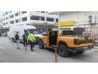 Aracına çarpan kamyonet için polis çağırdı hatalı parktan ceza yedi