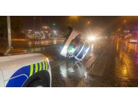Refüje çarpıp yan yatan otomobilde bulunanların burnu bile kanamadı