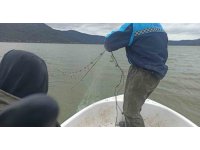 Kovada Gölü’nde kaçak avcılara ait 600 metrelik ağ ele geçirildi