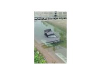 Adana’da otomobil sulamana kanalına düştü