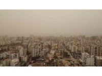 Toz çevreyi kapladı: Görüş mesafesi düştü, hava kızıla döndü