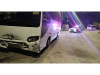 Serik’te midibüs ile çarpışan motosikletli yaralandı