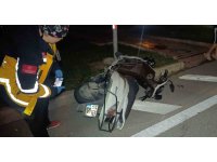 Otomobil ile çarpışan motosikletli acı içinde yerde kaldı