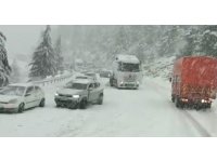 Alacabel’de nisan ayında kar sürprizi, sürücüler zor anlar yaşadı