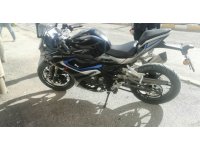 Yola savrulan motosikletin sürücüsü kaskı sayesinde kurtuldu