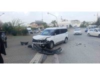 Hafif ticari araçla çarpışan otomobilin sürücüsü yaralandı