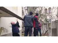 Çatı katında mahsur kalan kediyi polis ve itfaiye kurtardı