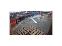 Tarsus’ta etkili olan rüzgar bir iş yerinin çatısını uçurdu