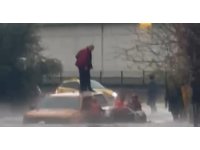 Adana’da göle dönen yolda mahsur kalan araçtaki 2 kişi kurtarıldı