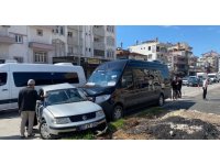 Serik’te tur minibüsü ile otomobil çarpıştı: 2 yaralı